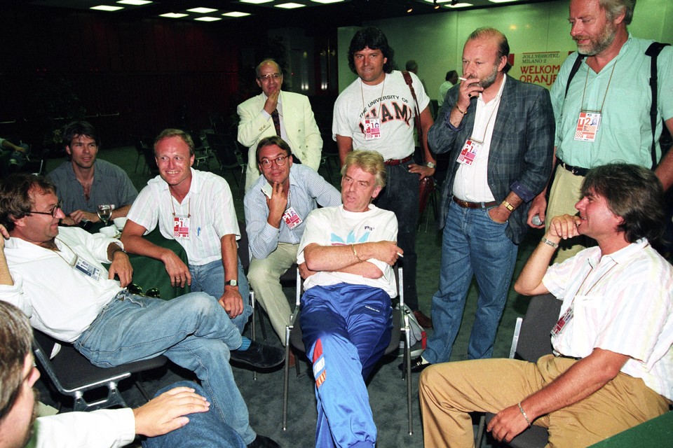 Youp van ’t Hek (links) tijdens een persbijeenkomst met bondscoach Leo Beenhakker (midden).