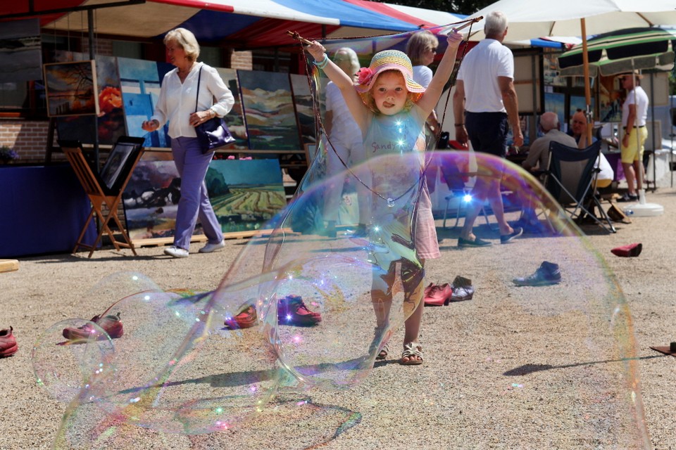 Kleine Isa maakt tijdens het Place du Tertre-festijn haar eigen kunst. Foto: Studio Lastermans/Leon Dakkus