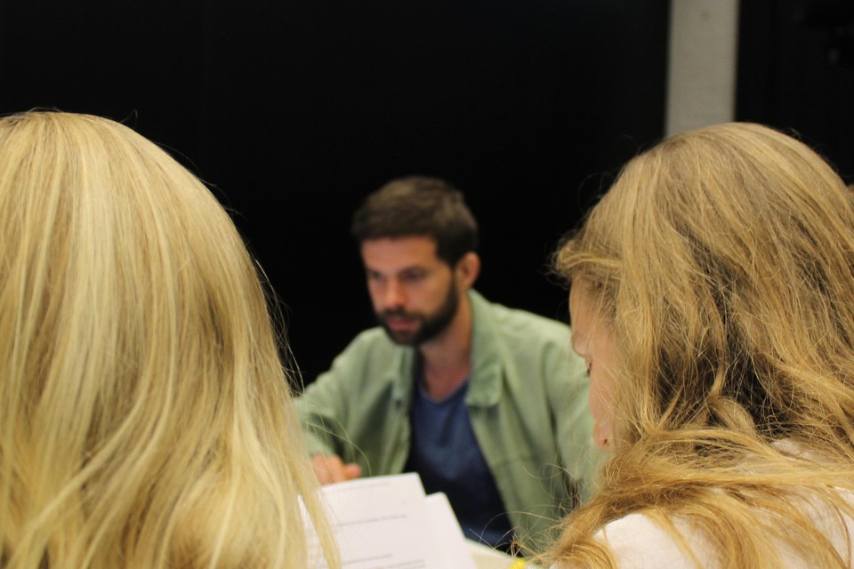 Justin van der Veen, theaterdocent, oefent het script met de leerlingen.