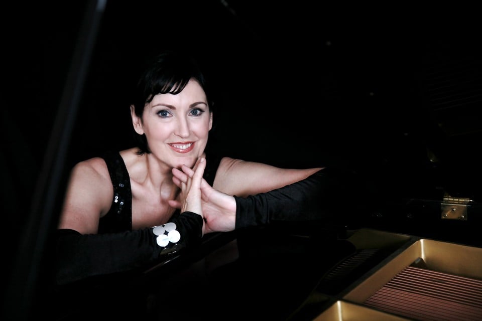 Heleen Schuttevaêr was journalist, presenteerde een tv-programma en had een tweedehands kledingwinkeltje, voordat ze zich liet kennen als jazzpianiste.