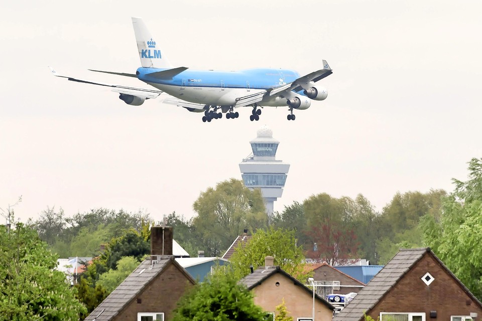 Een vliegtuig nadert Schiphol via Aalsmeer.