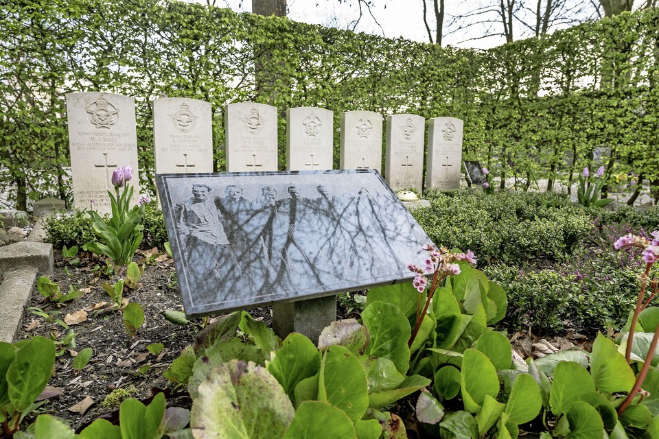 De graven van de Lancaster-bemanning.