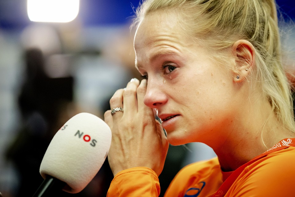 Anouk Vetter liet haar tranen de vrije loop, na haar opgave in de vijfkamp.