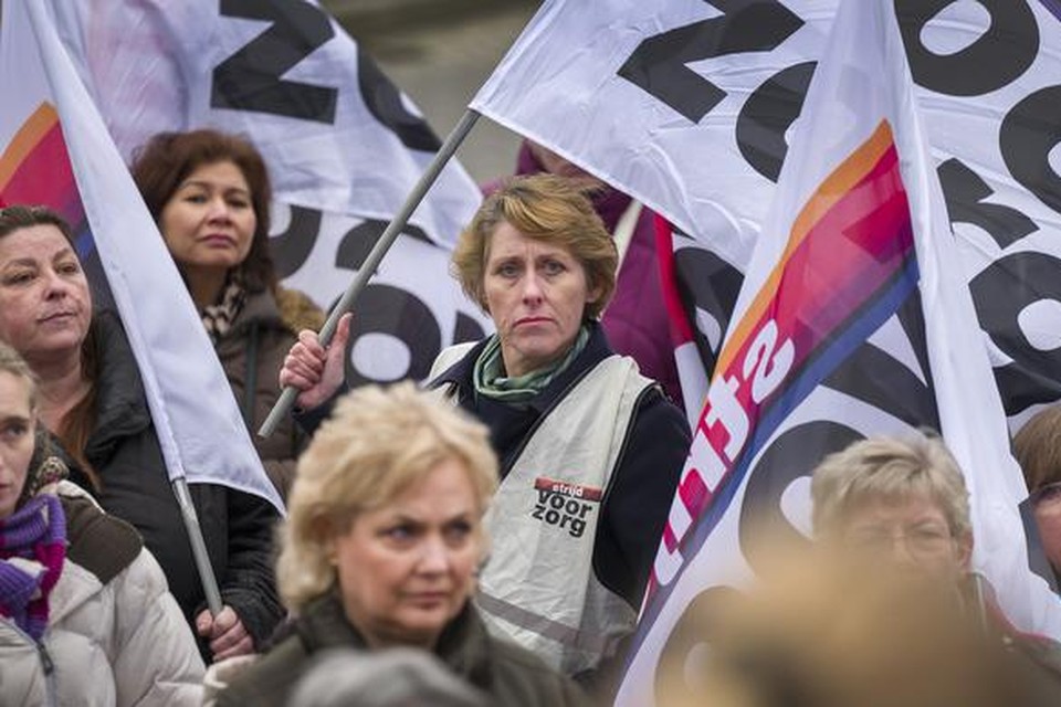 Vastberaden thuiszorgmedewerkers protesteren tegen hun nieuwe arbeidscontracten.