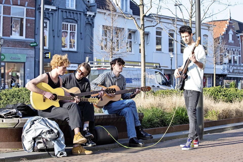 Live op de Breestraat, met Tymen Aafjes (l), Jack de Vries, Emiel Heilig en Soma Gibarti.