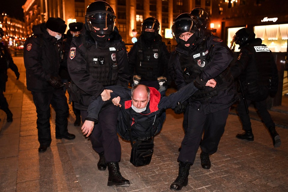 Politieagenten pakken een man op tijdens een demonstratie op 3 maart in Moskou tegen de Russische inval in Oekraïne.