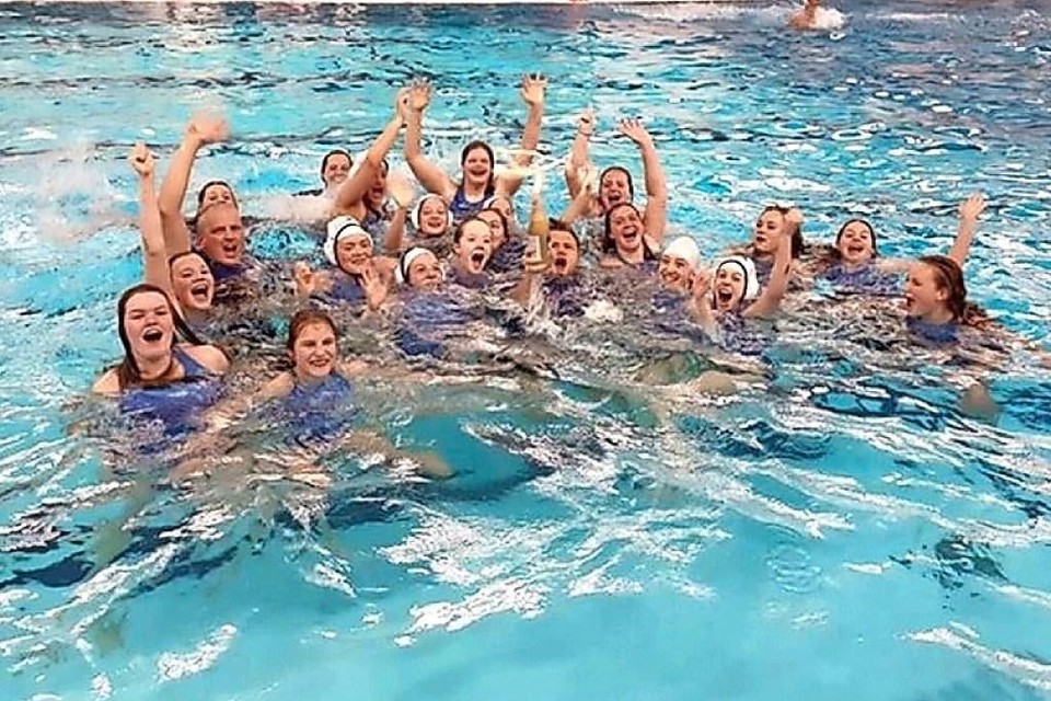 Het waterpoloteam van ZV Haerlem met meisjes onder 15 werd vorig jaar kampioen.