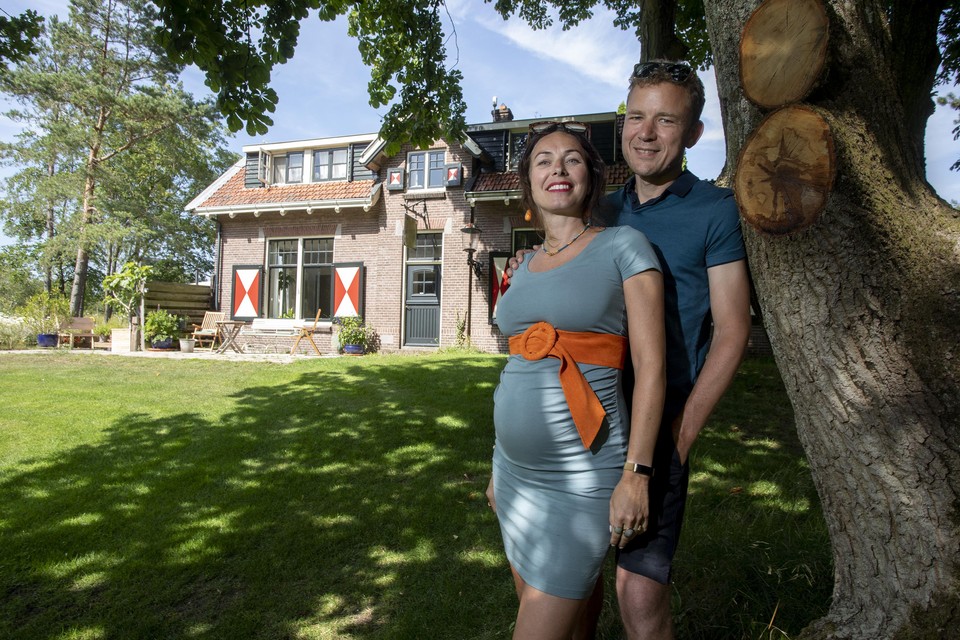 Anke van der Wilt en Rogier Mausen poseren voor hun toekomstige woning.