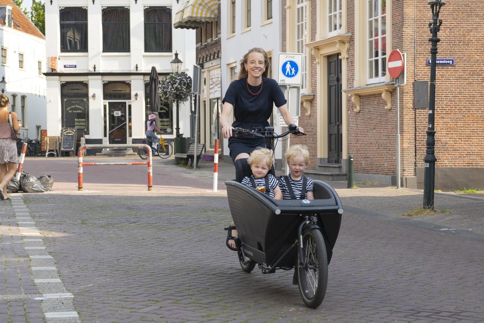 Louise van Galen woont met haar gezin in Weespersluis. In de bakfiets haar zoontjes Oliver (3) en Pierce (1).