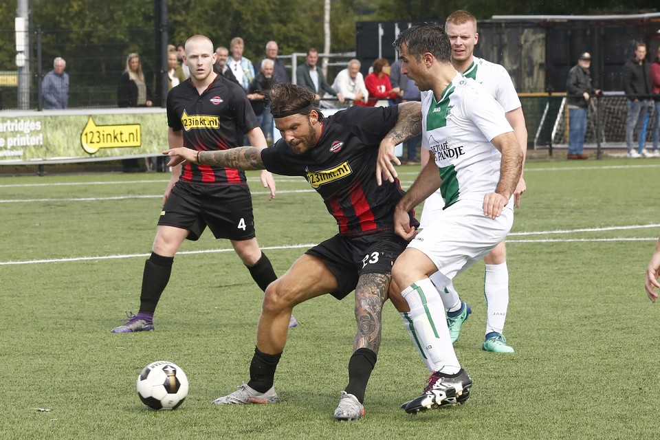 Joey Zieltjens, hier in actie met Wasmeer in het bekerduel met zijn vorige club, FC Hilversum