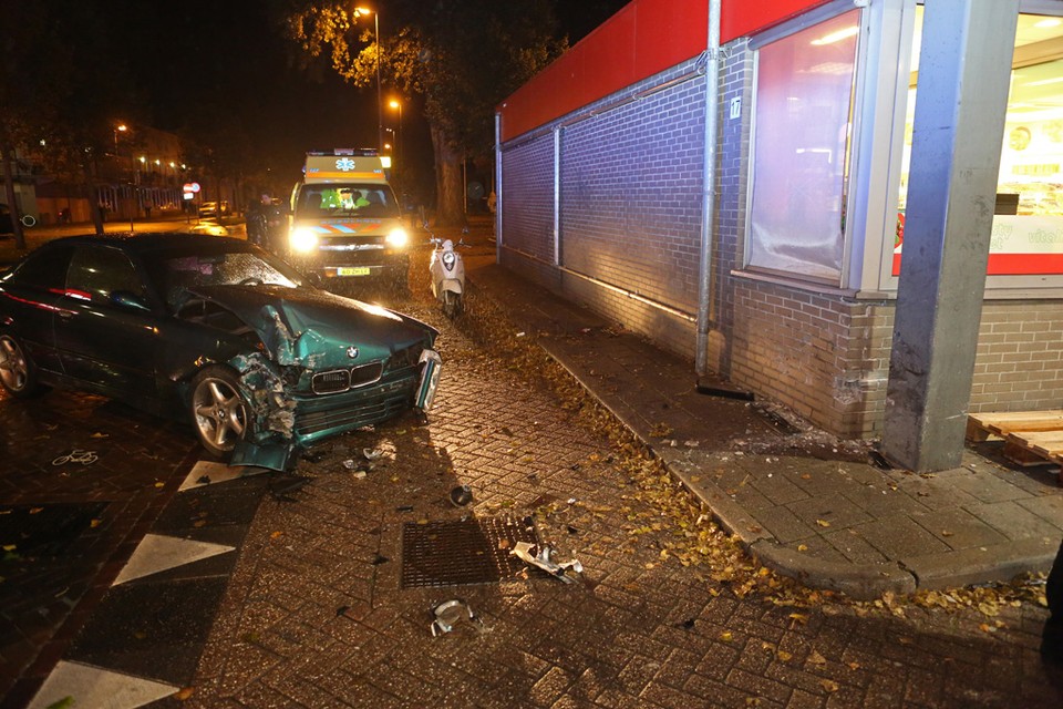 Automobilist ramt tankstation in Haarlem. Foto Rowin van Diest
