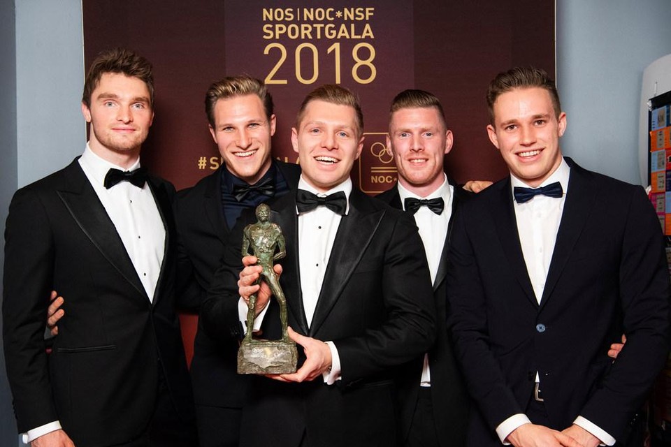 Baanwielrenners Matthijs Büchli, Jeffrey Hoogland, Nils van 't Hoenderdaal, Roy van den Berg en Harry Lavreysen met de prijs voor Sportploeg van het jaar tijdens het NOC*NSF Sportgala 2018.
