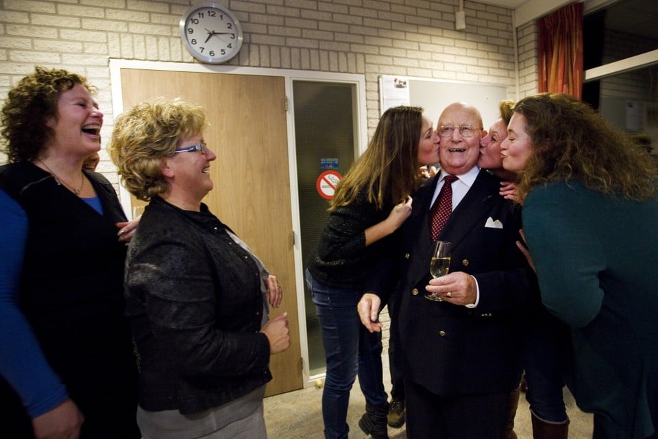 Jan Smit wordt vorstelijk onthaald in De Kern.Foto United Photos/Sanne Tiebie