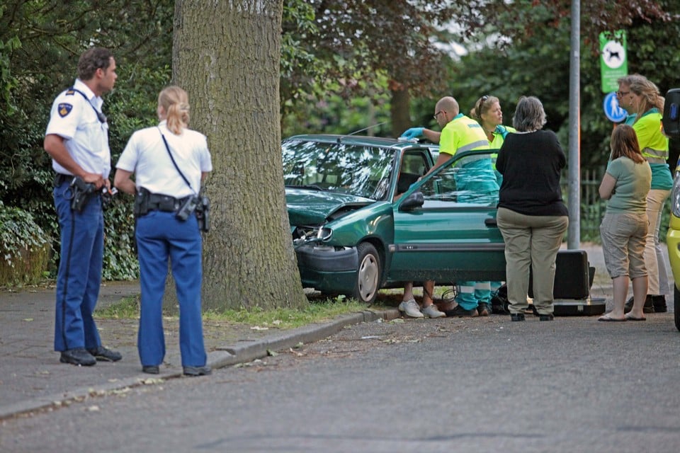 Oudere vrouw gewond na knal tegen boom. Foto: Fotomix.nl