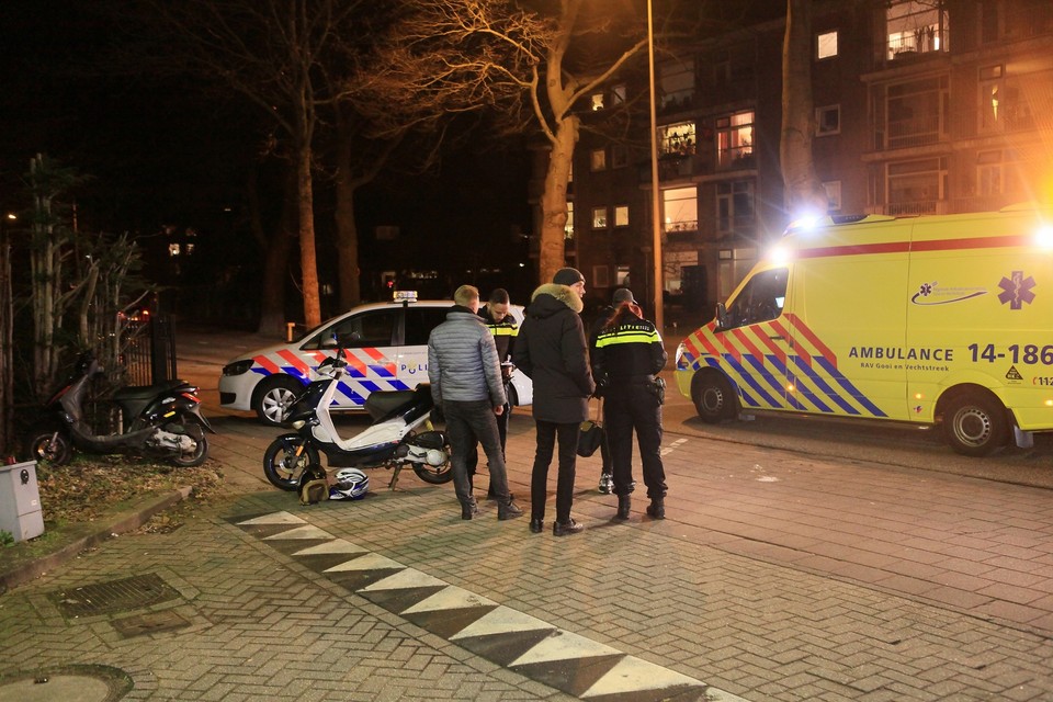 Twee scooters botsten op elkaar in Bussum.
