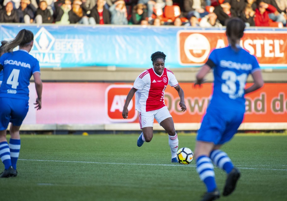 Liza van der Most van Ajax in actie tegen PEC Zwolle tijdens de KNVB Bekerfinale Vrouwen.
