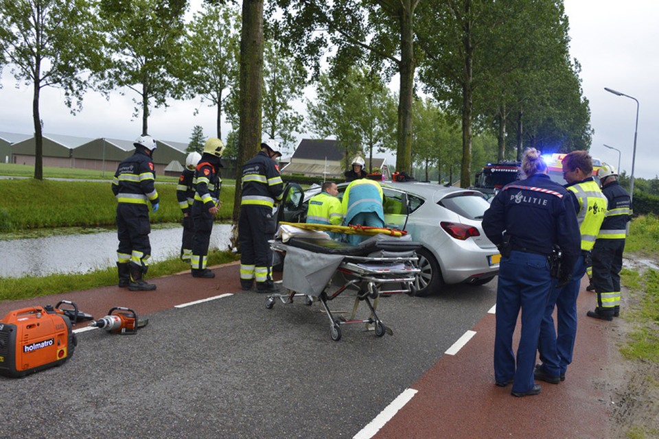 Man ernstig gewond na aanrijding tegen boom in Hoofddorp. Foto Eric van Lieshout