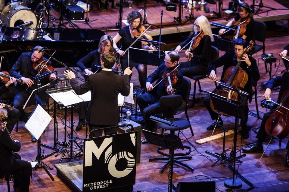 Het Metropole Orkest tijdens een optreden in Muziekgebouw 't IJ, 2016.