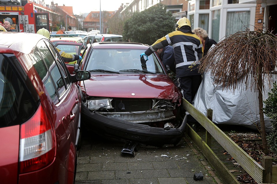 Automobilist ramt geparkeerde wagens in Pegasusstraat Haarlem Foto Michel van Bergen