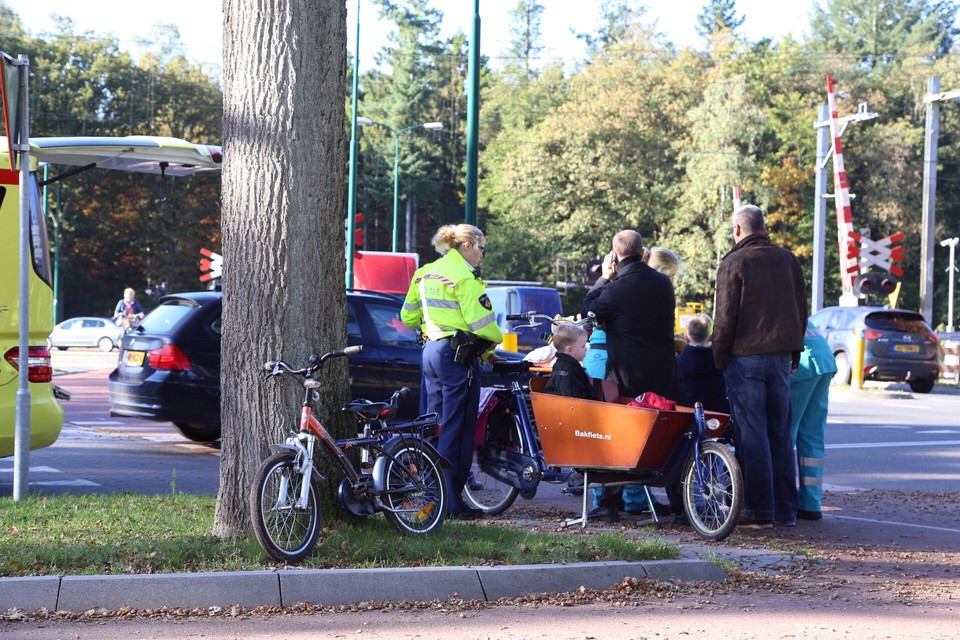 Kind op fiets gewond bij aanrijding op Torenlaan Baarn. Foto AS Media
