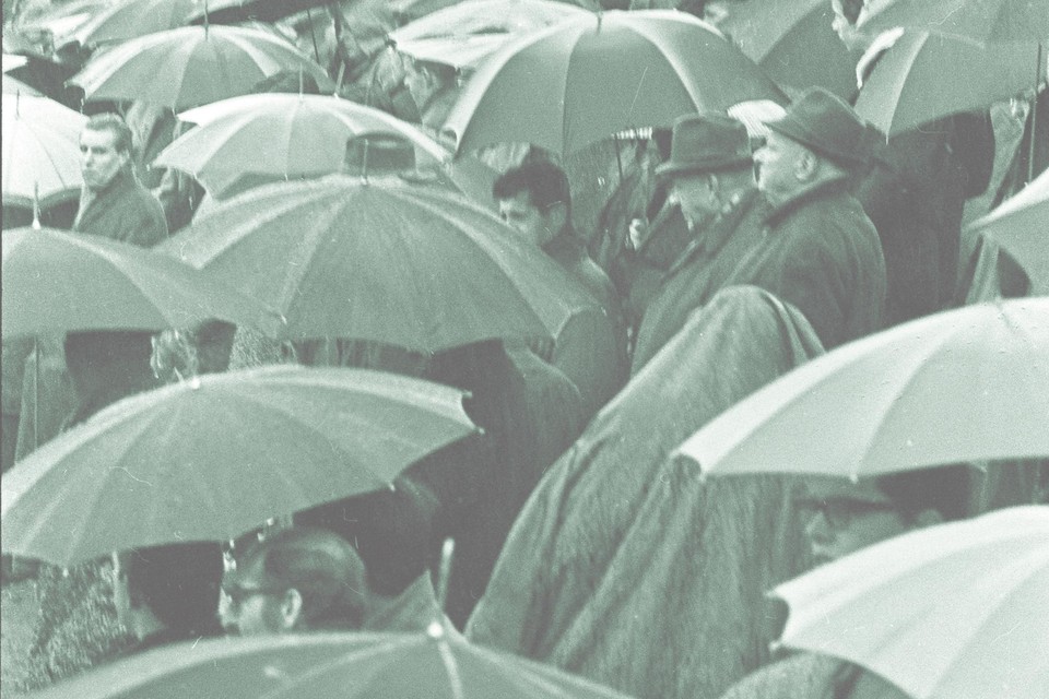 AZ - NEC in 1967. De regen en kou hebben zondag tijdens de topper in de eredivisie ook weer ouderwets vat op de mensen op de tribune.