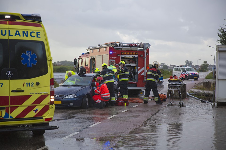 Zwaar ongeval op de Lijnderdiijk in Zwanenburg. Foto: Michel van Bergen
