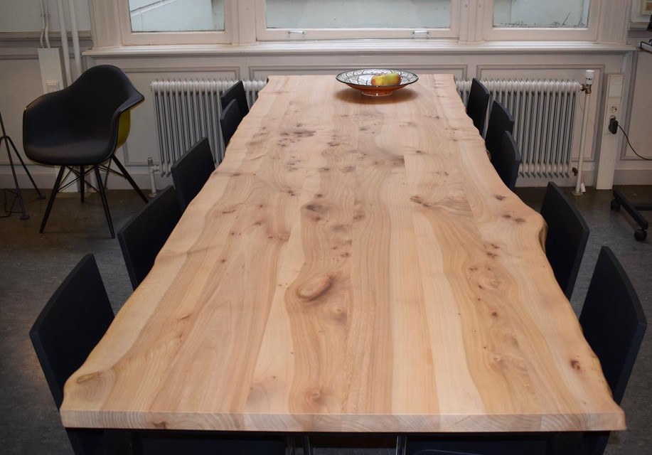 Een tafelblad met hout afkomstig van een iep aan de Oudeweg.