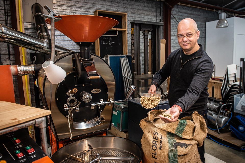 Dave van Eif zei zijn baan op om voltijd koffiebrander te worden. En met een missie: koffiedrinkers kennis laten maken met de wereld achter de koffieboon.