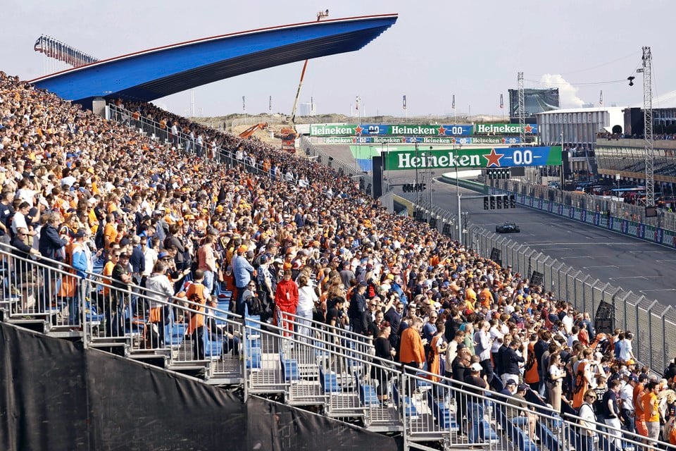 Fans op de tribune tijdens de eerste vrije training op het circuit van Zandvoort. Voor het eerst sinds 36 jaar wordt op Circuit Zandvoort de Formule 1-wedstrijd Dutch Grand Prix Zandvoort verreden.