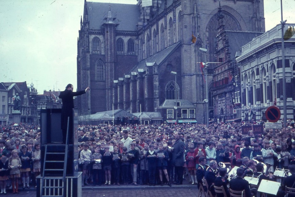 De eerste aubade op de Grote Markt met Teke Bijlsma ’op de bok’ in 1968