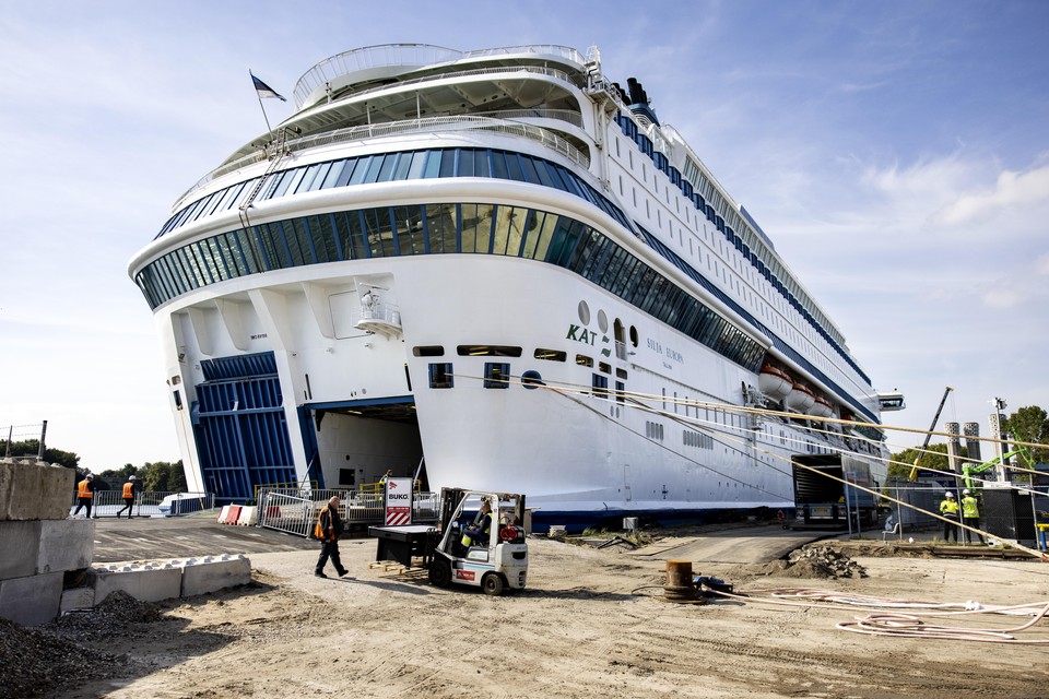 Op het schip Silja Europa dat aan de kade ligt in Velsen-Noord, worden vanaf maandag 1.000 asielzoekers en statushouders opgevangen.