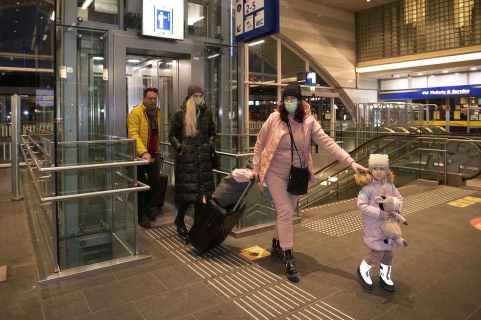 Vika, haar ezeltje, Svetlana en Natalia komen na een lange reis aan op het station in Hilversum.