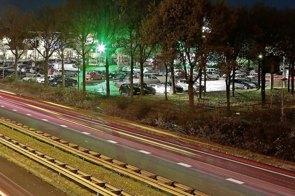 Groen licht en cameratoezicht op het uitgestrekte parkeerterrein van De Witte Bergen.