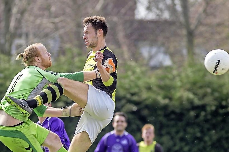 Spaarnwoude-keeper Keeper Patrick Kort clasht met Schoten-aanvaller Sjoerd Auwerda.