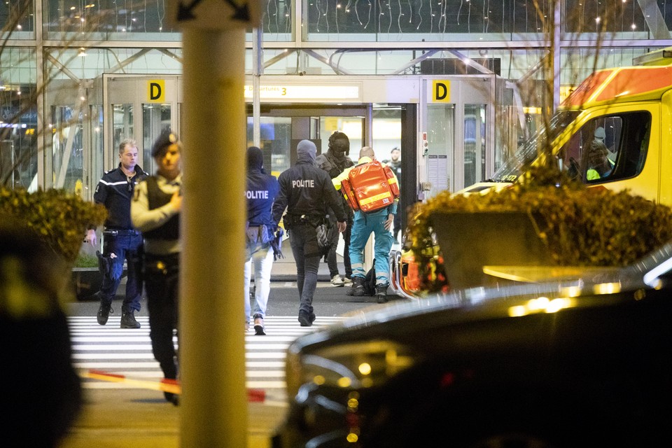 Politie bij vertrekhal 3 van Schiphol. De marechaussee heeft een man overmeesterd die maandagavond dreigde met een bom.