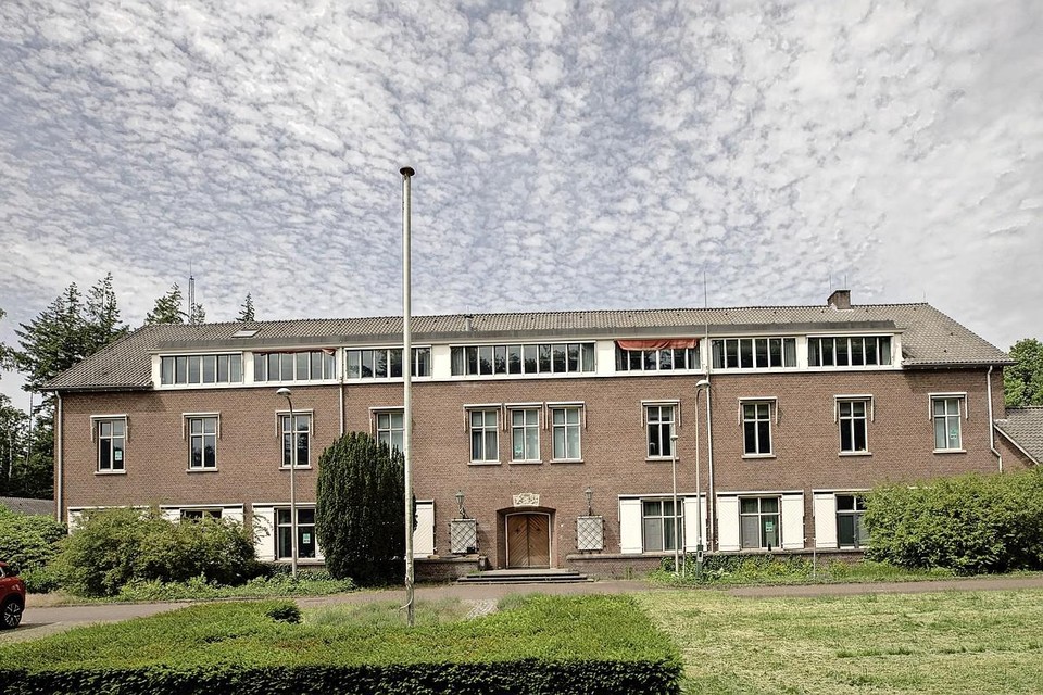 Het hoofdgebouw van het marechausseecomplex bij paleis Soestdijk.