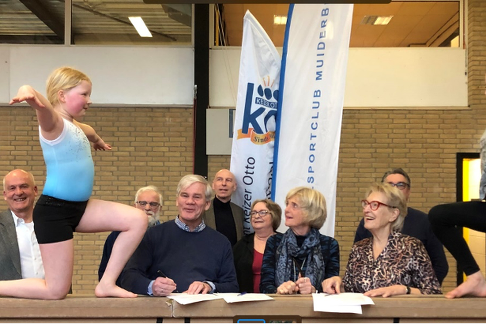 Tijdens een turnles zetten de besturen van Zaalsportclub Muiderberg en Keizer Otto donderdag hun handtekening onder het fusieplan.