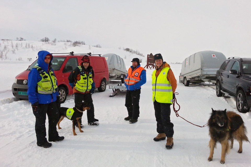 Vrijwilligers van een Noorse reddingseenheid en medewerkers van het Rode Kruis.