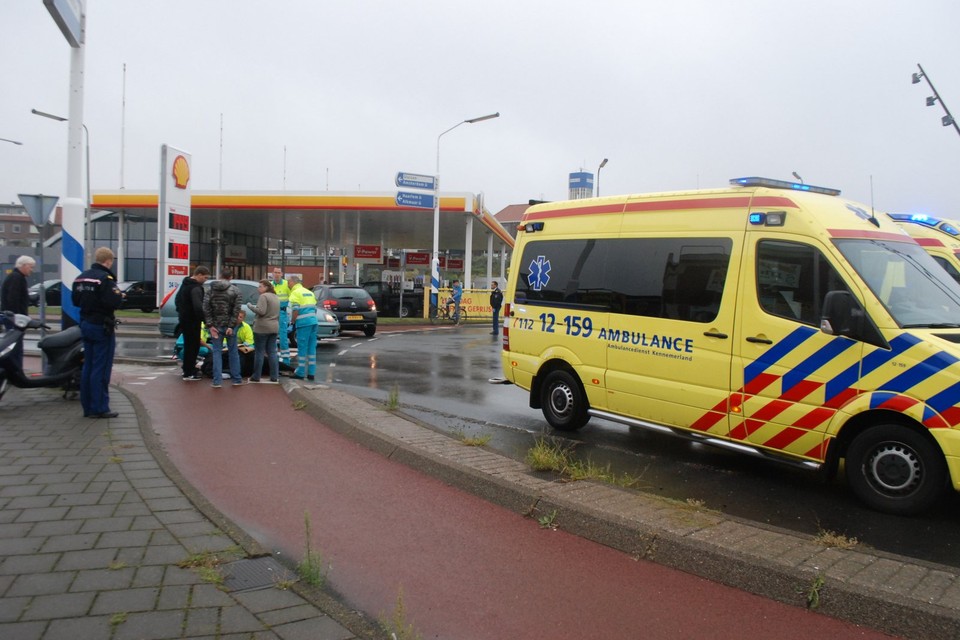 Snorfietster gewond bij aanrijding IJmuiden. Foto Bas Idema