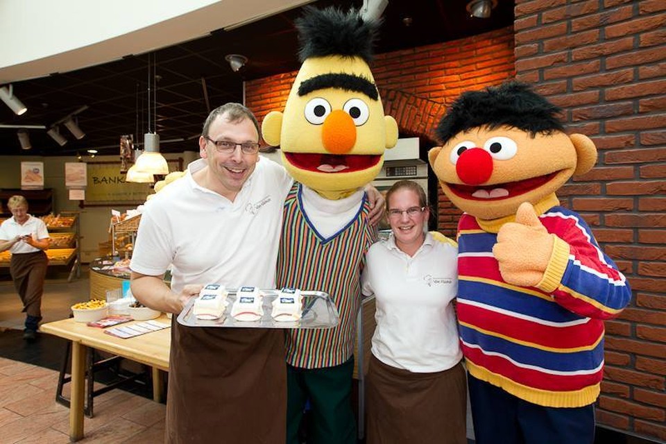 Ook Bert en Ernie smullen van de gebakjes. 