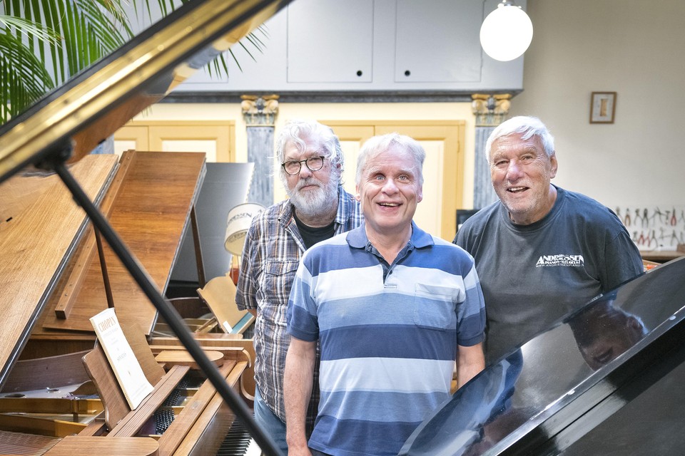 De broers Klooster en (midden) pianostemmer Wil van Rhee.