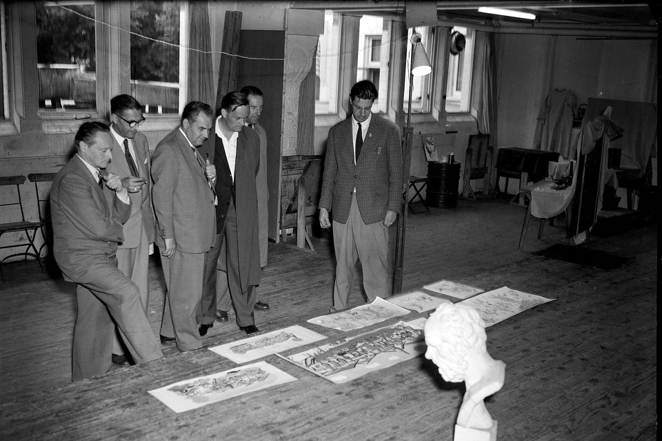 Kunst op de vloer in Soest anno 1960: juryleden aan het werk?