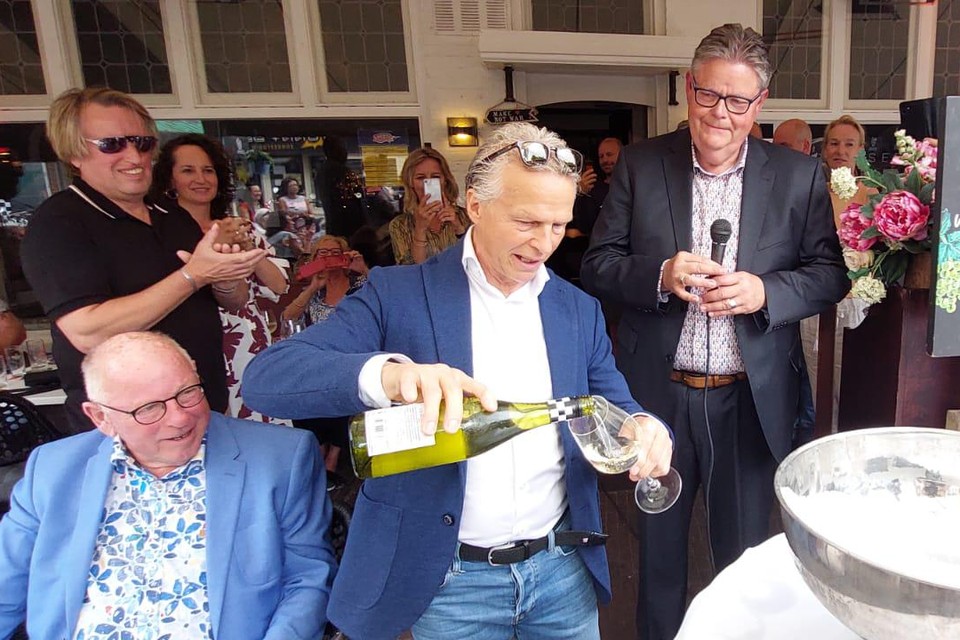Jan Lammers ontkurkt de eerste fles tijdens de lancering van de Grand Prix wijnen.
