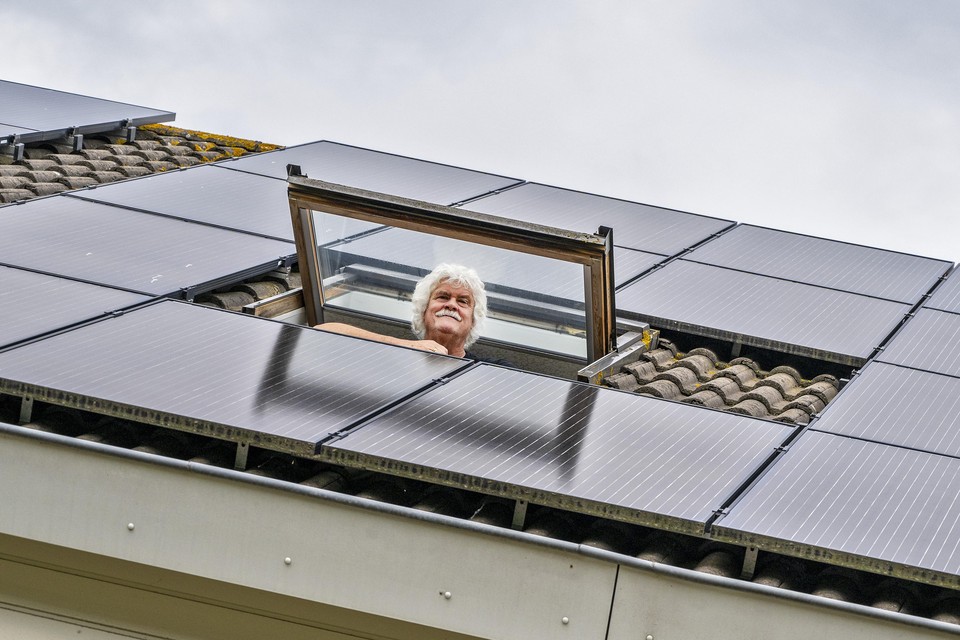 Richard Klinkenberg tussen de zonnepanelen op zijn dak.