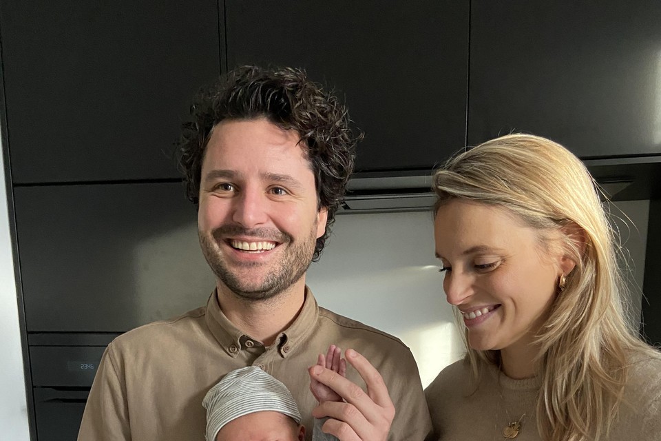 Sander en Claire Overwijn met baby Joe, die negen maanden na de eerste lockdown is geboren.