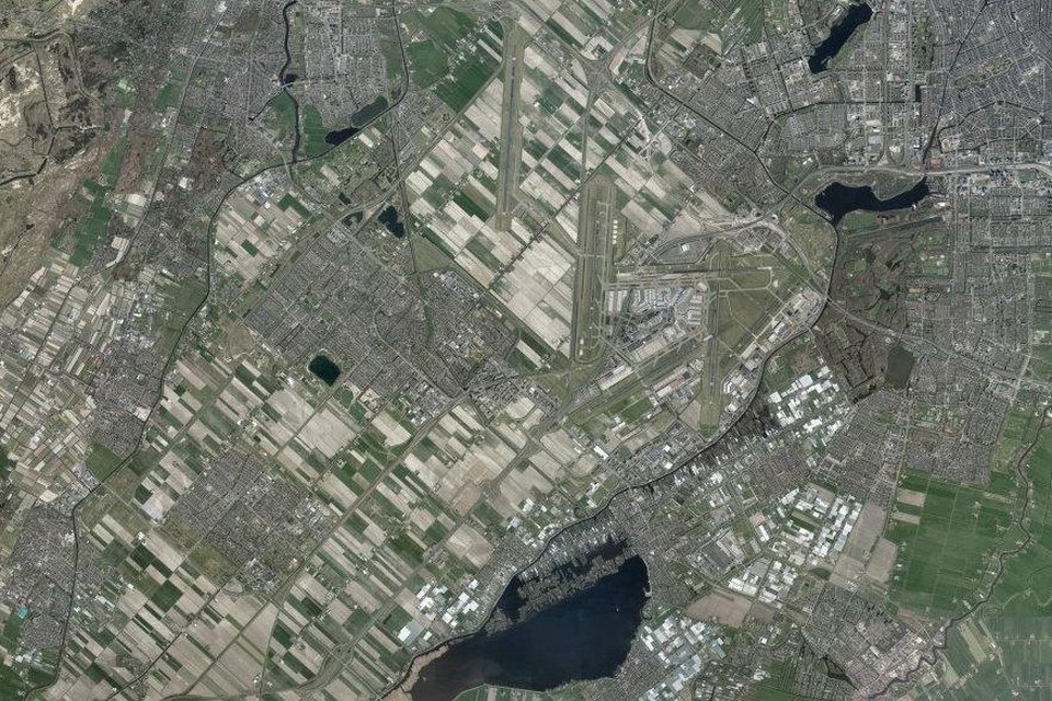 Impressie van Rijsenhout (middenonder) en Schiphol (middenboven)