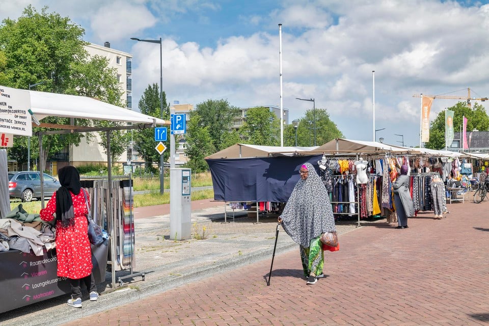 Sinds de verhuizing naar Rivièraplein is het een stuk rustiger op de dinsdagmarkt