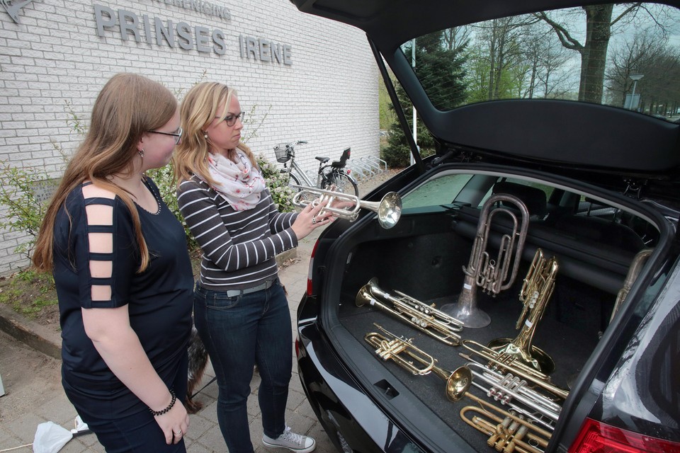 Tijdens de kofferbakverkoop door Muziekvereniging Prinses Irene uit Huizen worden soms ook instrumenten ter verkoop aangeboden.