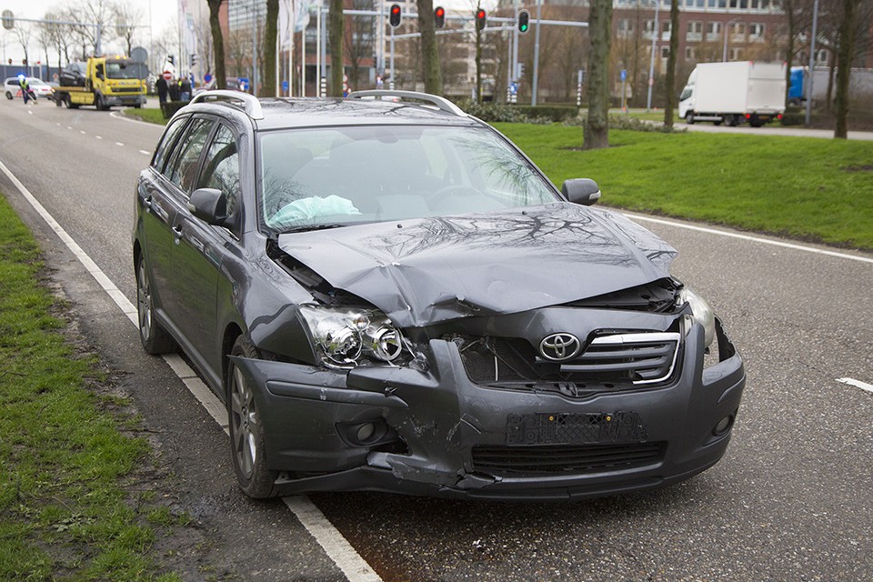 Veel schade bij ongeval op Fokkerweg Schiphol. Foto: Michel van Bergen.