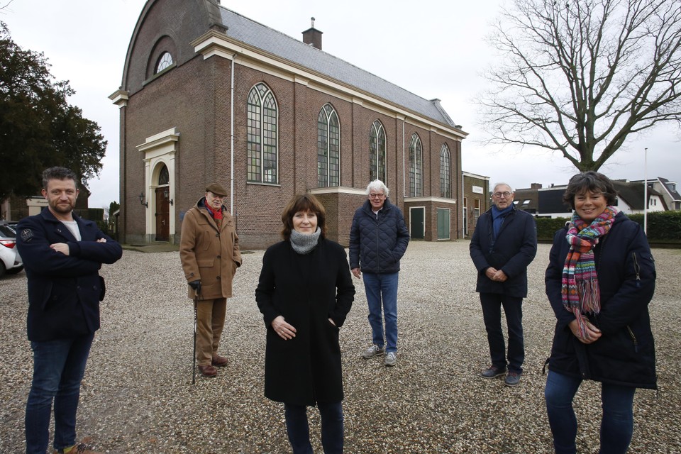 Vrijwilligers van Lichtbaken Loosdrecht voor de om te bouwen kerk aan de Oud-Loosdrechtsedijk